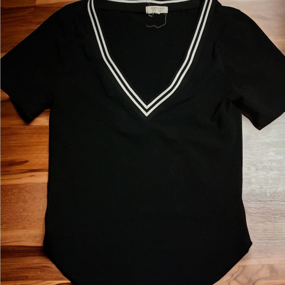 Heart & Hips Short Sleeve Top Medium—-4/$20